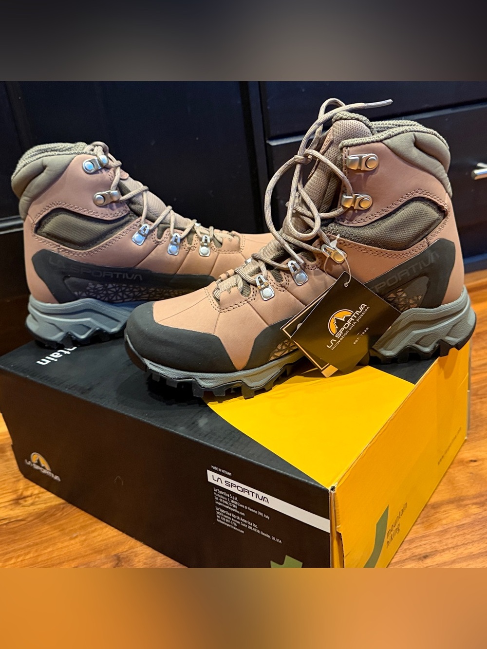 BNWT La Sportiva Women's Nucleo High II GTX Boots — Tan and Olive women's size 7